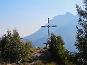 46 La croce vista da piccola altura